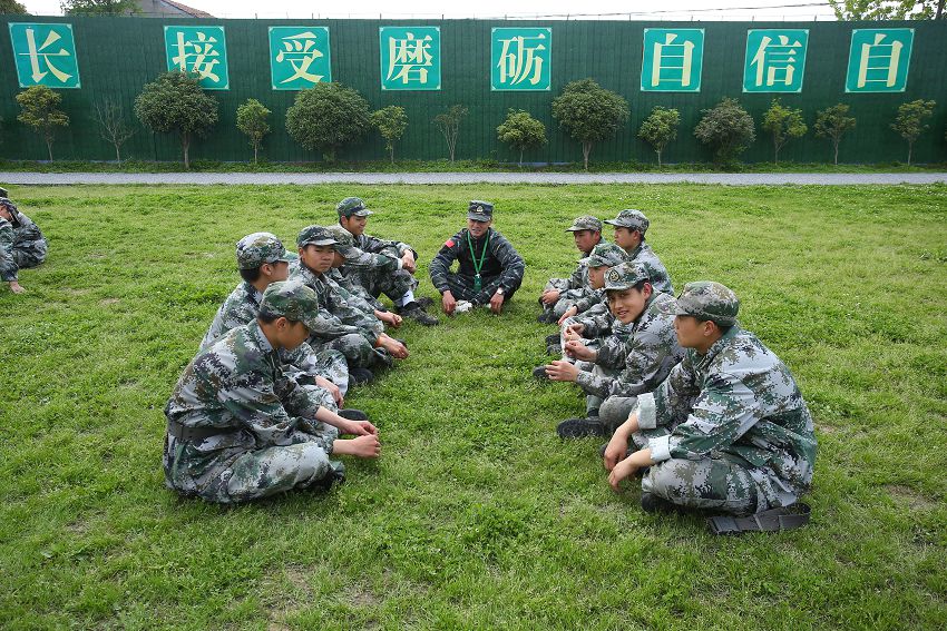 老師與學生分享故事(圖1)