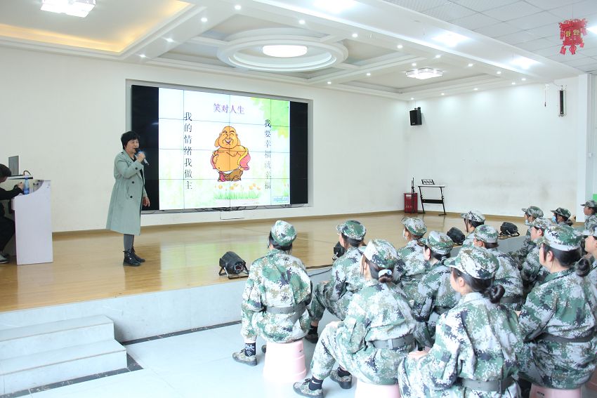 来校两个月小女孩，竟用心给妈妈送生日礼