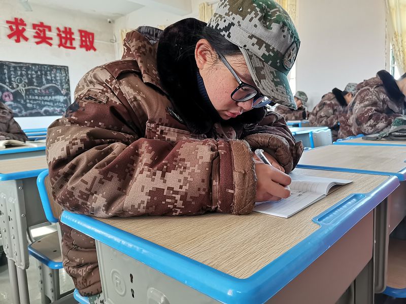 帮助学生辅导功课，让学生对学习产生兴趣   