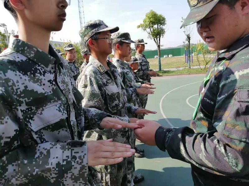 孩子厌学逃学怎么办，家长和学校要担大责